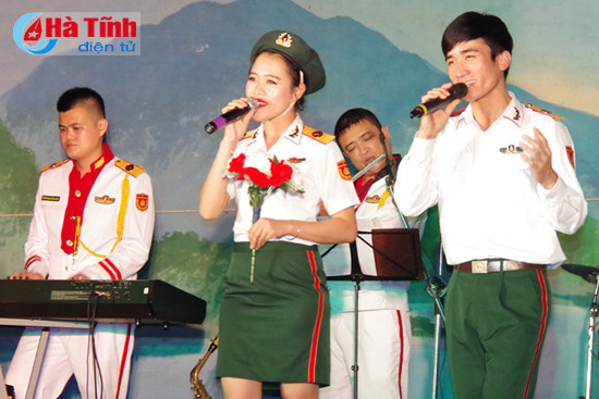 chien sy moi ngat ngay xem doan van cong bieu dien