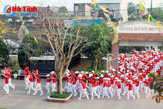 hon 500 hoc sinh tieu hoc trinh dien dan vu duong pho