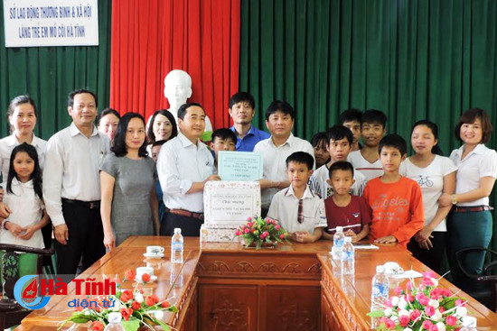 tang qua nhan ngay cong tac xa hoi viet nam