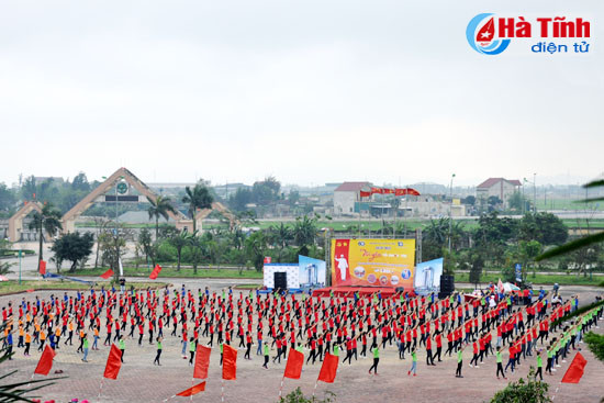 gan 500 sinh vien dai hoc ha tinh trinh dien dan vu