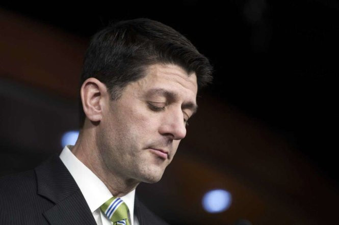 Chủ tịch Hạ viện Paul Ryan ngừng lại trong lúc phát biểu tại cuộc họp báo tại Nhà Trắng sau khi dự luật Trumpcare thất bại - Ảnh: AP ai thang ai thua khi du luat trumpcare that bai