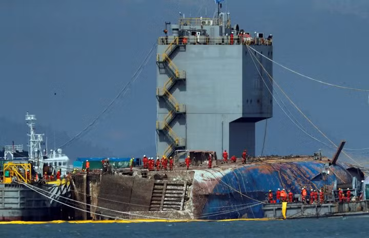 can canh qua trinh vot pha sewol nang gan 7000 tan len mat nuoc