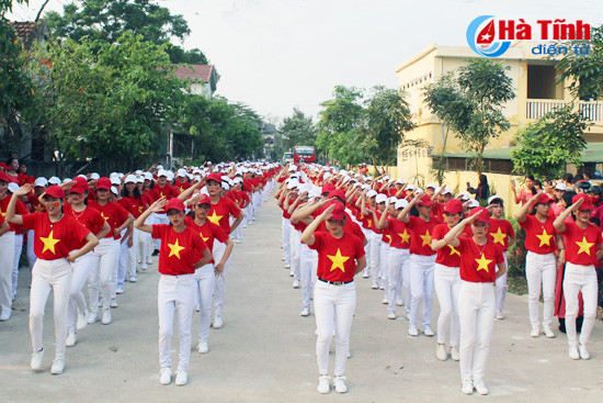 hon 500 hoc sinh tieu hoc trinh dien dan vu duong pho