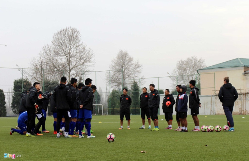 tuyen viet nam sang khoai trong buoi tap dau o tajikistan