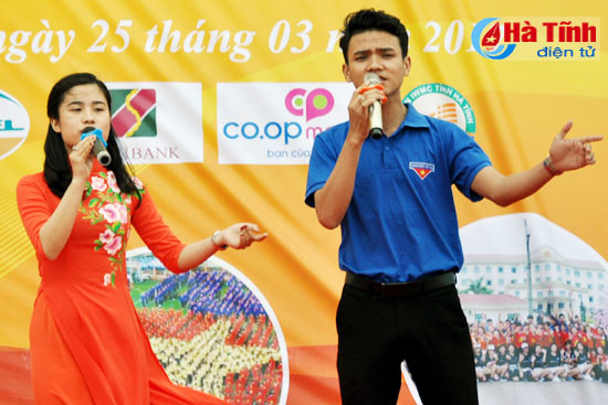 gan 500 sinh vien dai hoc ha tinh trinh dien dan vu