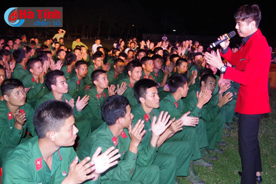 chien sy moi ngat ngay xem doan van cong bieu dien