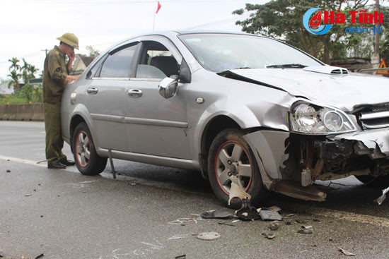 va cham voi o to me va 2 con nho thuong vong