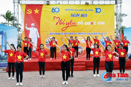 gan 500 sinh vien dai hoc ha tinh trinh dien dan vu