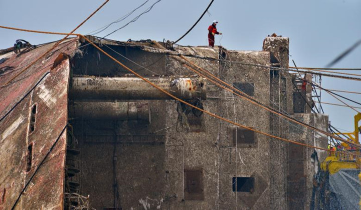 can canh qua trinh vot pha sewol nang gan 7000 tan len mat nuoc