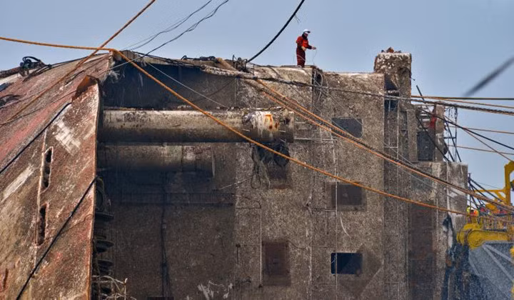 can canh qua trinh vot pha sewol nang gan 7000 tan len mat nuoc