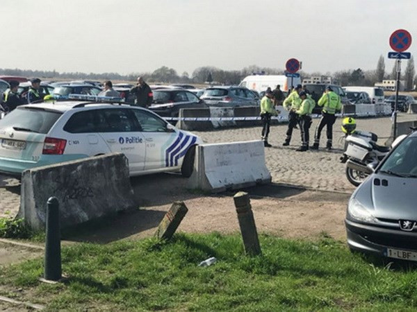 bi bat doi tuong lai xe toc do cao tim cach lao vao khu mua sam