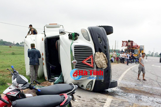 mat lai xe container lat nghieng ben quoc lo