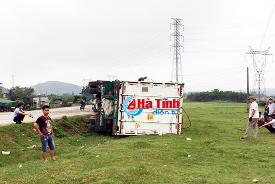 mat lai xe container lat nghieng ben quoc lo