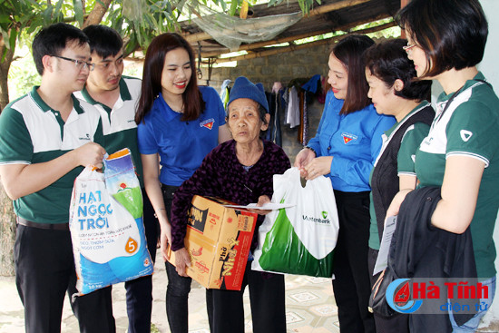 vietcombank trao qua ho tro nguoi ngheo tx ky anh