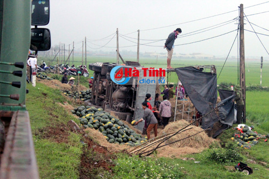 nguoi dan giup tai xe gom dua hau sau khi xe tai lao xuong ruong