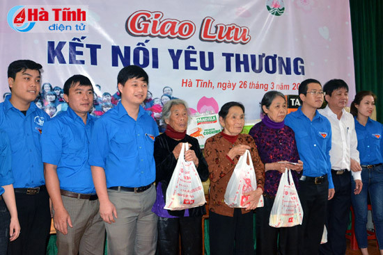 nhieu phan qua den voi tre em lang tre mo coi ha tinh