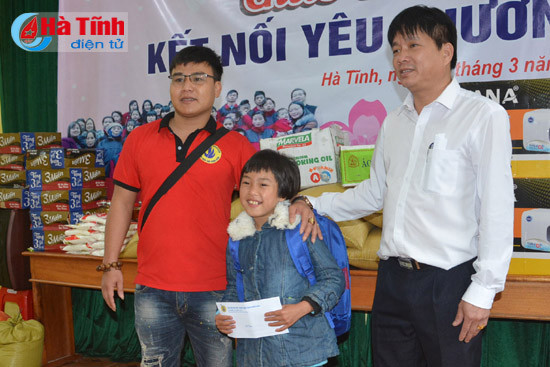 nhieu phan qua den voi tre em lang tre mo coi ha tinh
