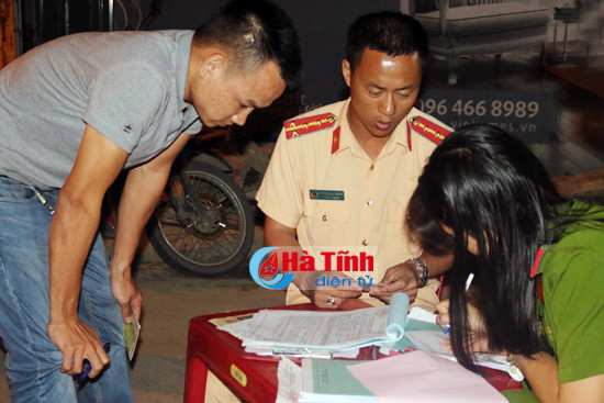 dem dau ra quan xu phat 27 tai xe bat den pha trong noi thanh ha tinh
