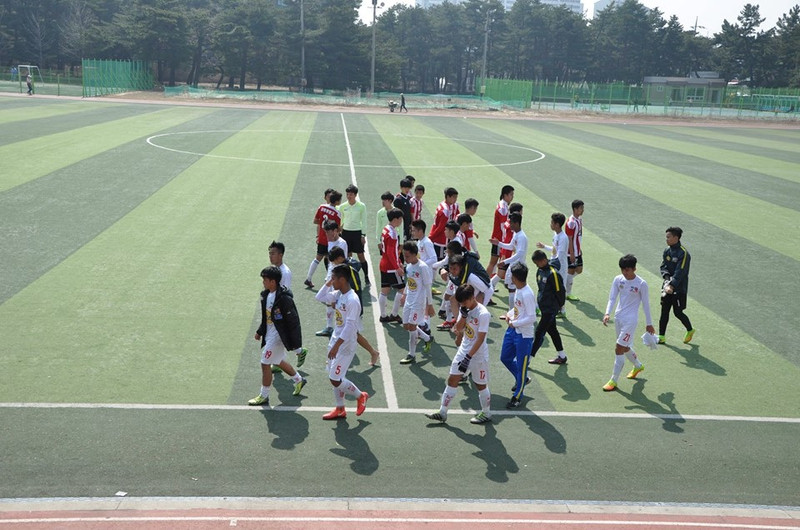 can canh dan cau thu u17 hagl dang lam mua lam gio o han quoc
