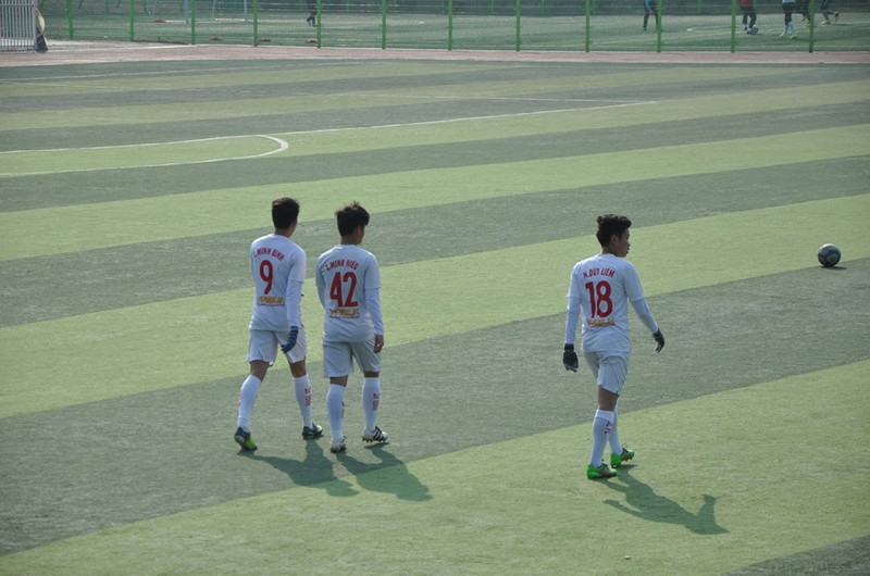 can canh dan cau thu u17 hagl dang lam mua lam gio o han quoc