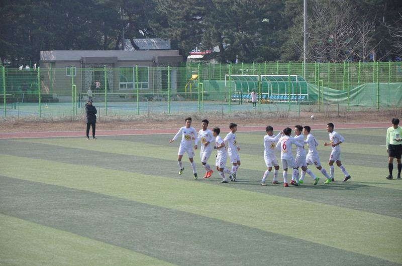 can canh dan cau thu u17 hagl dang lam mua lam gio o han quoc