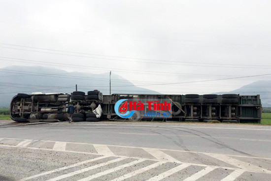 mat lai xe container lat nghieng ben quoc lo