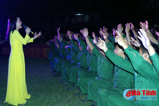 chien sy moi ngat ngay xem doan van cong bieu dien