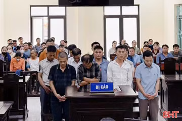 Tụ tập đánh bài liêng xuyên đêm, 12 bị cáo lĩnh án
