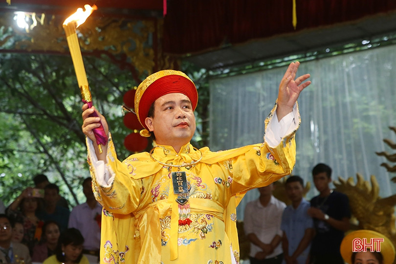 Những tiết mục hầu đồng, hát chầu văn đặc sắc tại Liên hoan Thực hành tín ngưỡng thờ Mẫu Tam phủ ở Hà Tĩnh