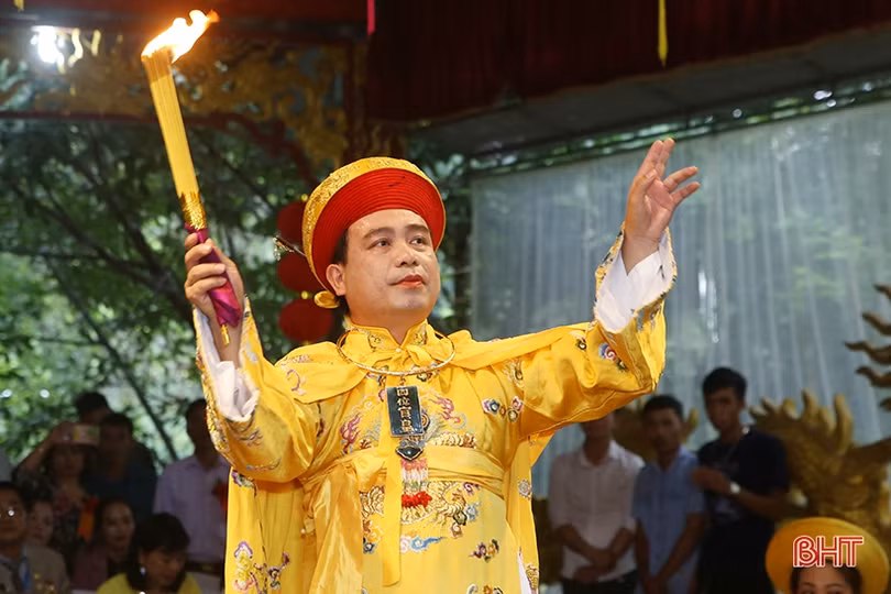 Những tiết mục hầu đồng, hát chầu văn đặc sắc tại Liên hoan Thực hành tín ngưỡng thờ Mẫu Tam phủ ở Hà Tĩnh