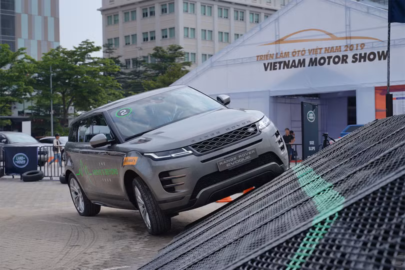 Dàn xe thể thao Jaguar Land Rover tại Triển lãm Ô tô Việt Nam 2019