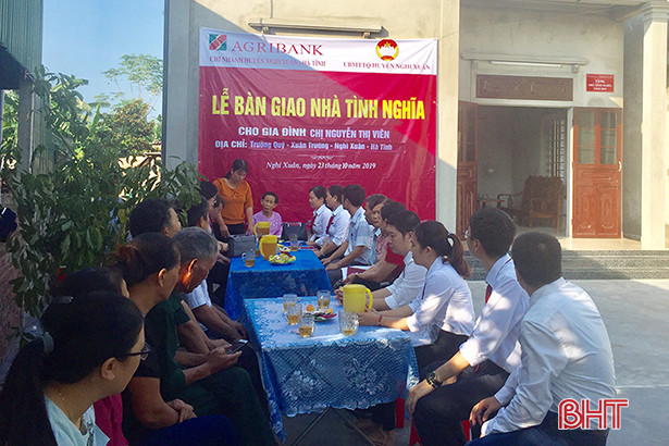 Bàn giao nhà tình nghĩa cho hộ nghèo ở Nghi Xuân