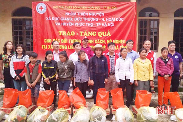 100 suất quà đến với người nghèo xã Hương Liên