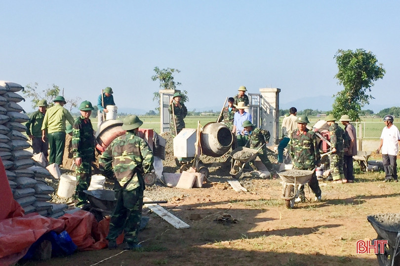 Huyện đội Thạch Hà giúp dân Thạch Hội làm nông thôn mới