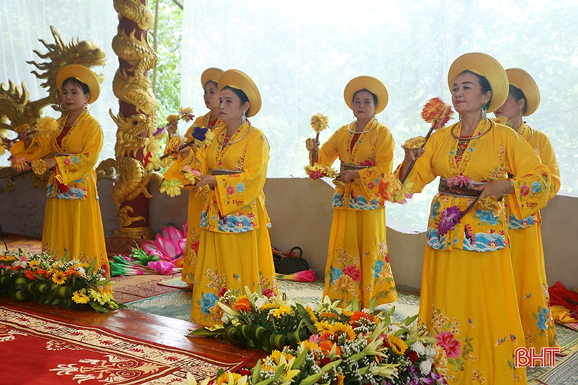Những tiết mục hầu đồng, hát chầu văn đặc sắc tại Liên hoan Thực hành tín ngưỡng thờ Mẫu Tam phủ ở Hà Tĩnh