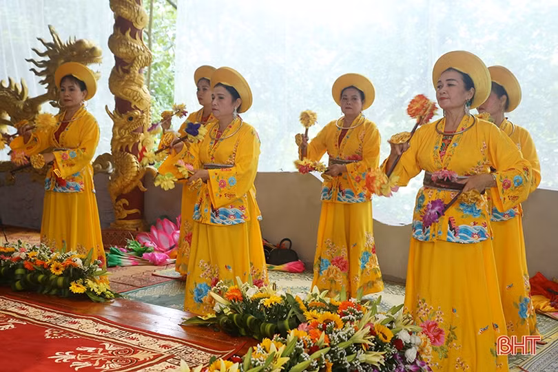 Những tiết mục hầu đồng, hát chầu văn đặc sắc tại Liên hoan Thực hành tín ngưỡng thờ Mẫu Tam phủ ở Hà Tĩnh