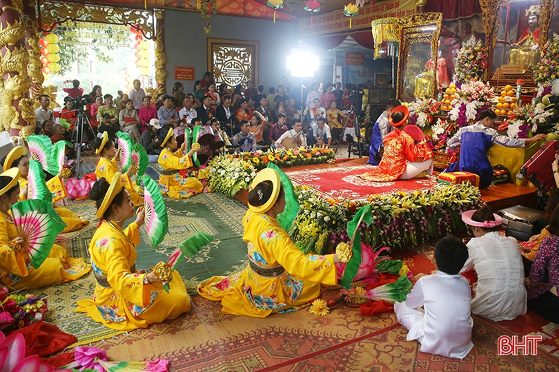 Những tiết mục hầu đồng, hát chầu văn đặc sắc tại Liên hoan Thực hành tín ngưỡng thờ Mẫu Tam phủ ở Hà Tĩnh