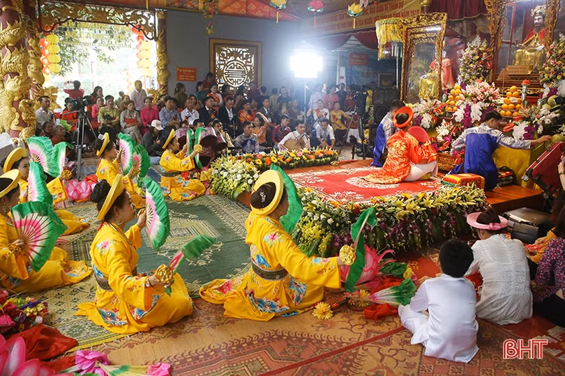 Những tiết mục hầu đồng, hát chầu văn đặc sắc tại Liên hoan Thực hành tín ngưỡng thờ Mẫu Tam phủ ở Hà Tĩnh