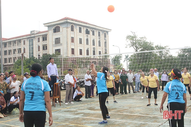 Gần 170 “tuyển thủ” tham gia Giải bóng chuyền hơi nữ người cao tuổi Lộc Hà
