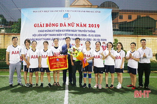 Công an TP Hà Tĩnh bảo vệ thành công chức vô địch bóng đá nữ thanh niên