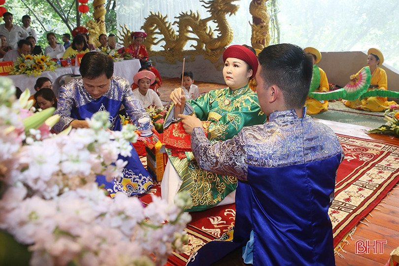 Những tiết mục hầu đồng, hát chầu văn đặc sắc tại Liên hoan Thực hành tín ngưỡng thờ Mẫu Tam phủ ở Hà Tĩnh