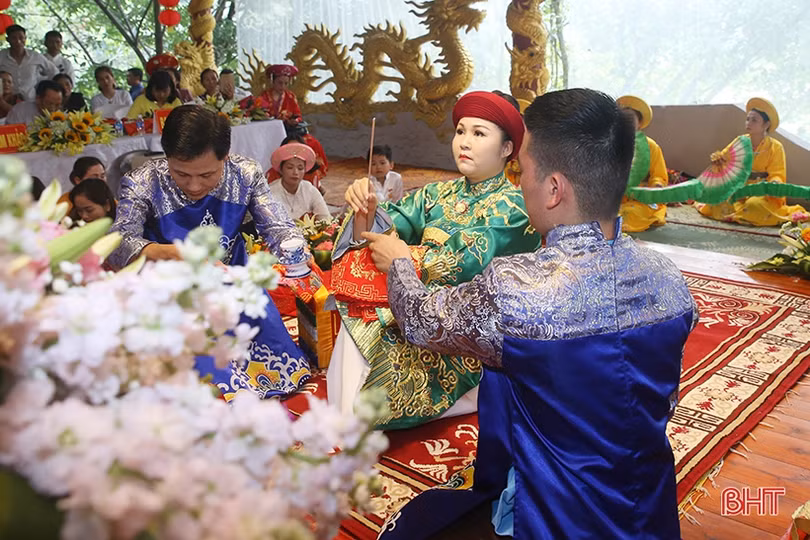 Những tiết mục hầu đồng, hát chầu văn đặc sắc tại Liên hoan Thực hành tín ngưỡng thờ Mẫu Tam phủ ở Hà Tĩnh