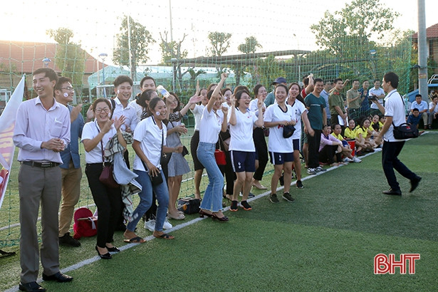 Công an TP Hà Tĩnh bảo vệ thành công chức vô địch bóng đá nữ thanh niên