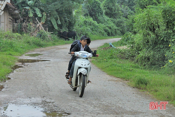 Học sinh cấp 2 đầu trần phi xe máy như bay đến trường
