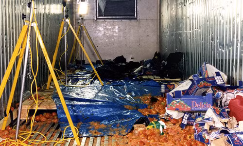 Hiện trường bên trong container nơi nhóm người Trung Quốc chết ngạt hồi tháng 6/2000. Ảnh: PA. Thảm kịch từng khiến 58 người Trung Quốc chết ngạt trong container