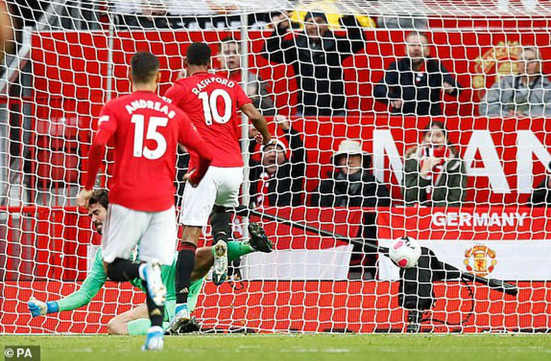 VAR giúp MU chặn đứng chuỗi trận toàn thắng của Liverpool