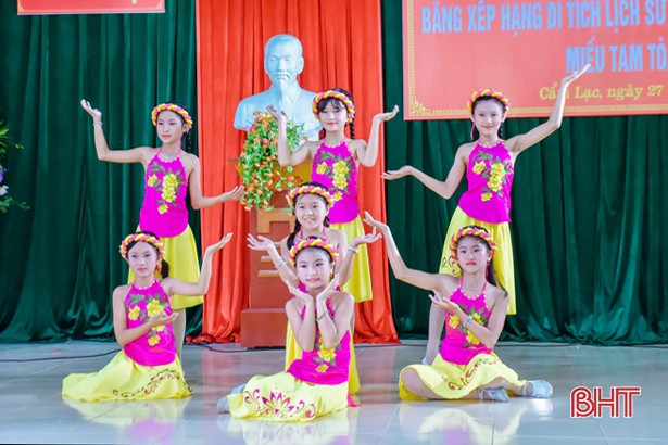 Đón nhận bằng công nhận di tích lịch sử - văn hóa cấp tỉnh miếu Tam Tòa