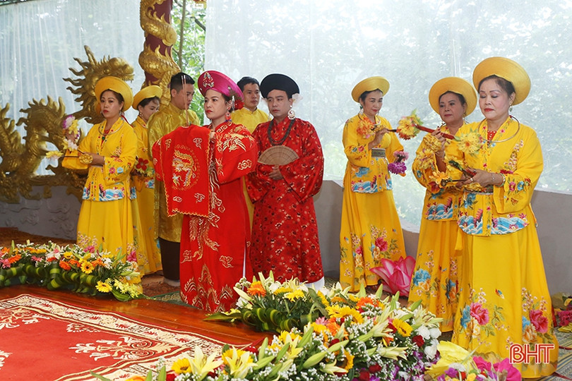 Những tiết mục hầu đồng, hát chầu văn đặc sắc tại Liên hoan Thực hành tín ngưỡng thờ Mẫu Tam phủ ở Hà Tĩnh