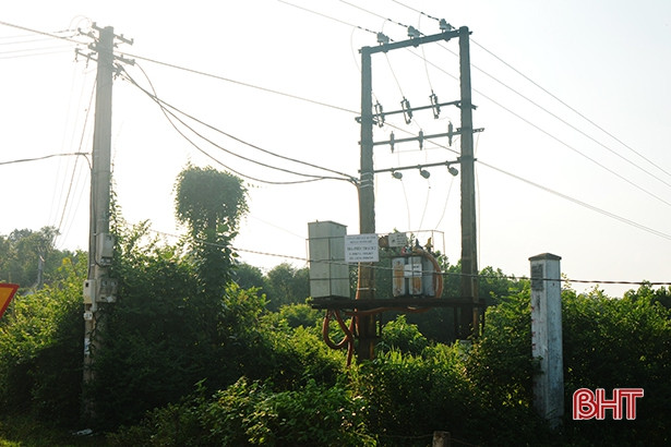 Cột điện tạm bợ bằng tre, gỗ - ẩn họa chết người ở xứ bưởi Hà Tĩnh