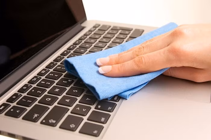 6 cách vệ sinh bàn phím máy tính, laptop đơn giản hiệu quả